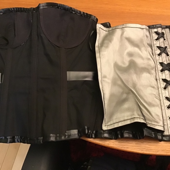 Corset steel-boned. White/silver satin and black lace overbust - Picture 4 of 4